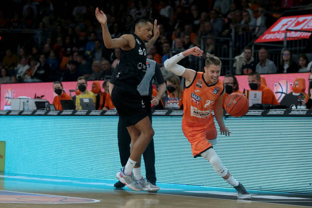 司职中前卫 司职中前卫